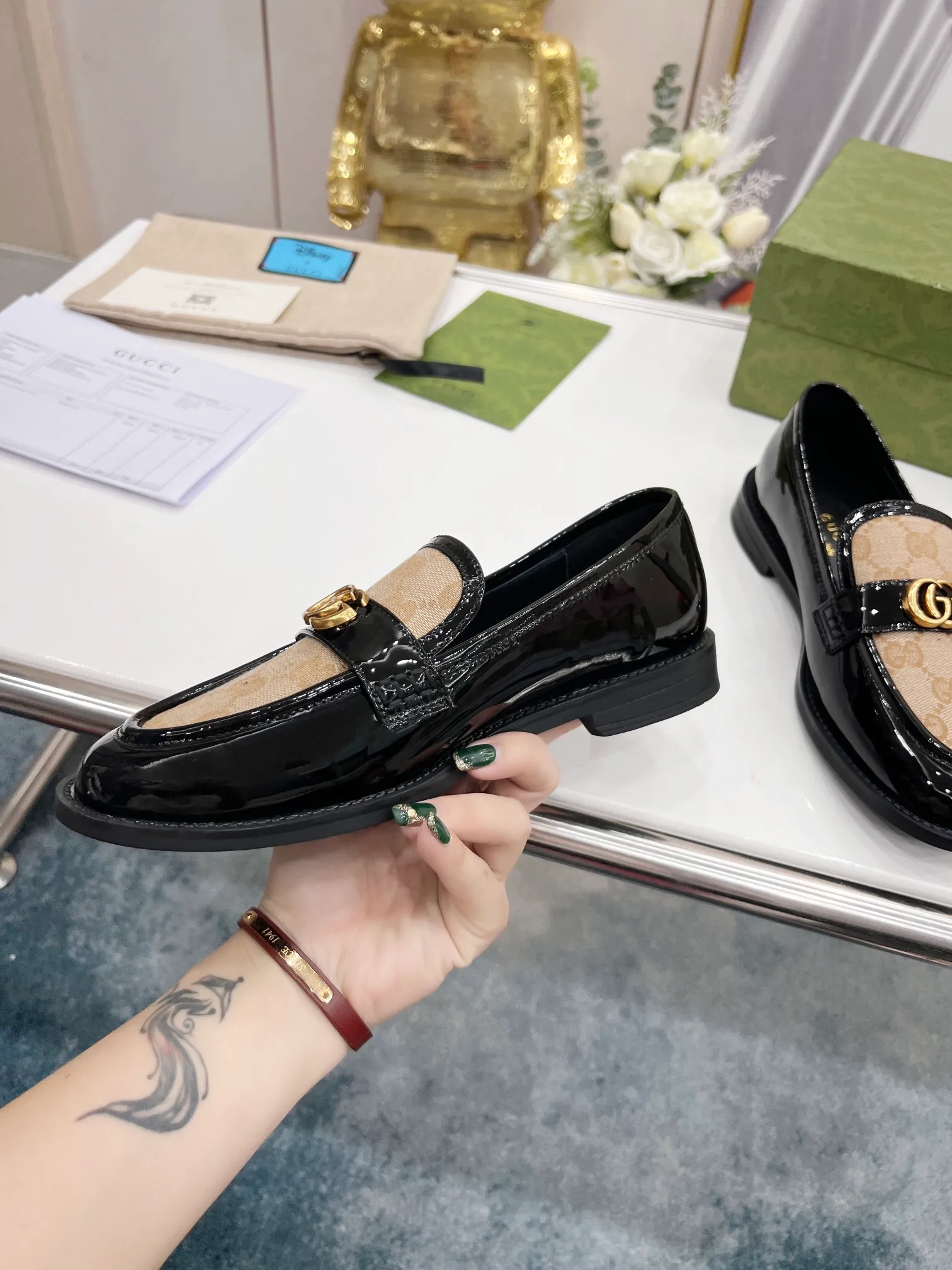 👟👟Ex-factory price 440👟👟 2022 new G family classic design loafers, made of V-shaped quilted effect leather, double G monogram evolved from Gucci, calf leather, mixed sheepskin lining, heel height 1.5 cm, original molded wear-resistant Tpu outsole. Code number 35-42,